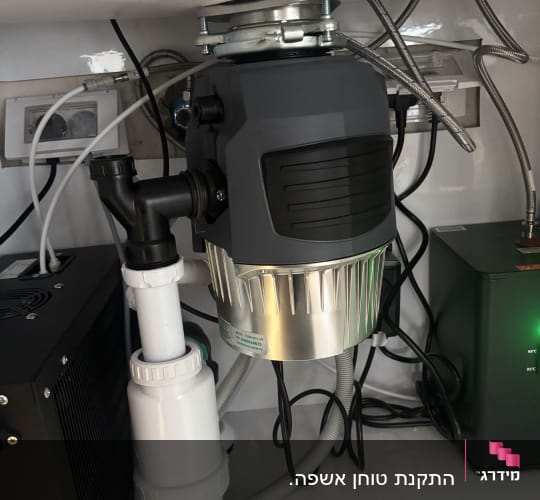מתקן סינון מים מתחת לכיור עם צינורות וחיבורים